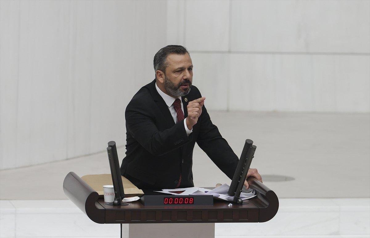 CHP'li Burak Erbay TBMM kürsüsünde çekiçle telefonunu kırdı