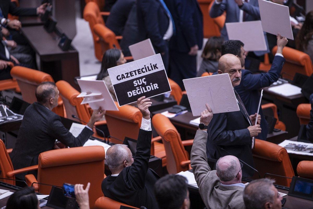 Sosyal medyada dezenformasyon yasası görüşmeleri: Muhalefet TBMM'yi sabote etti