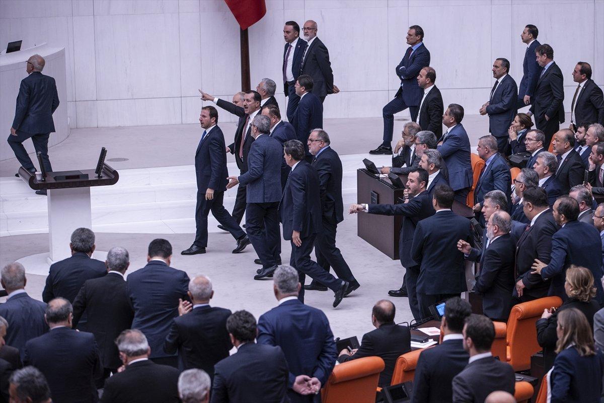 Sosyal medyada dezenformasyon yasası görüşmeleri: Muhalefet TBMM'yi sabote etti