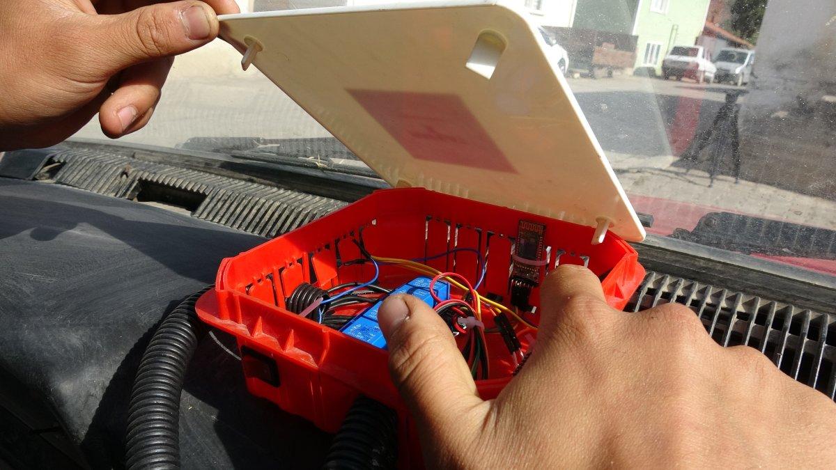 Tokat'ta, 1983 model arabaya kendi yazılımı ile yeni özellikler ekledi