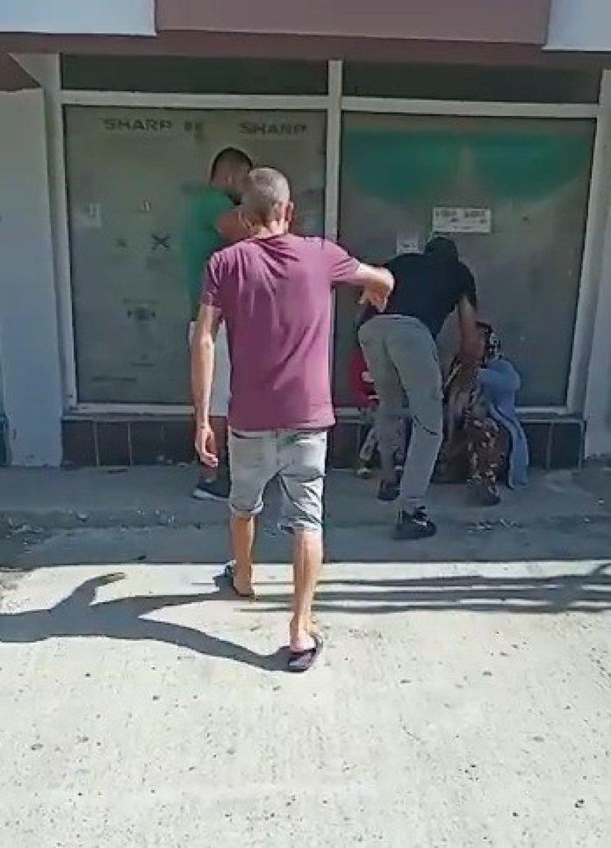 Antalya'da dilendirdiği karısını para için dövdü