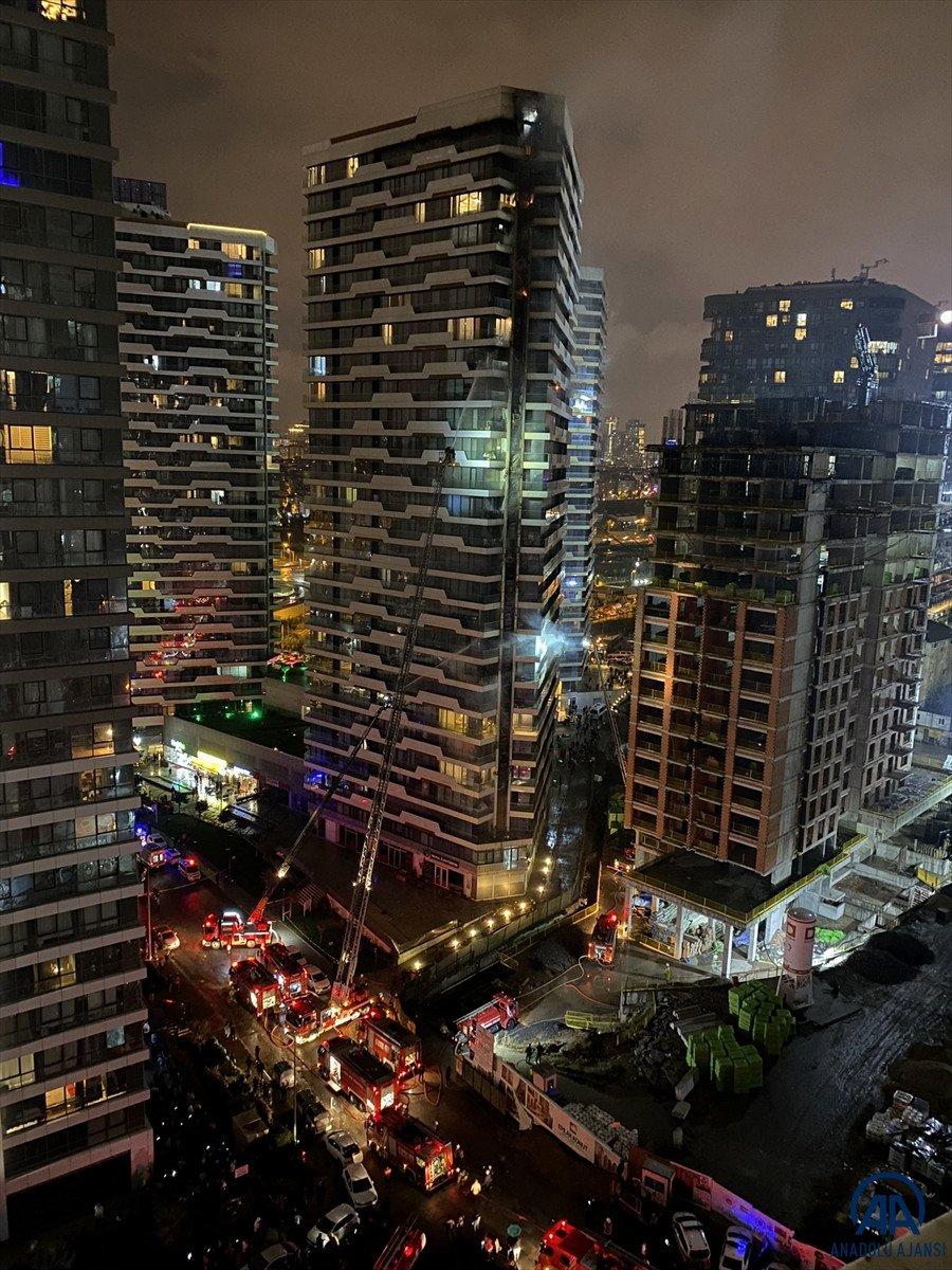 Kadıköy'deki bir rezidansta yangın çıktı
