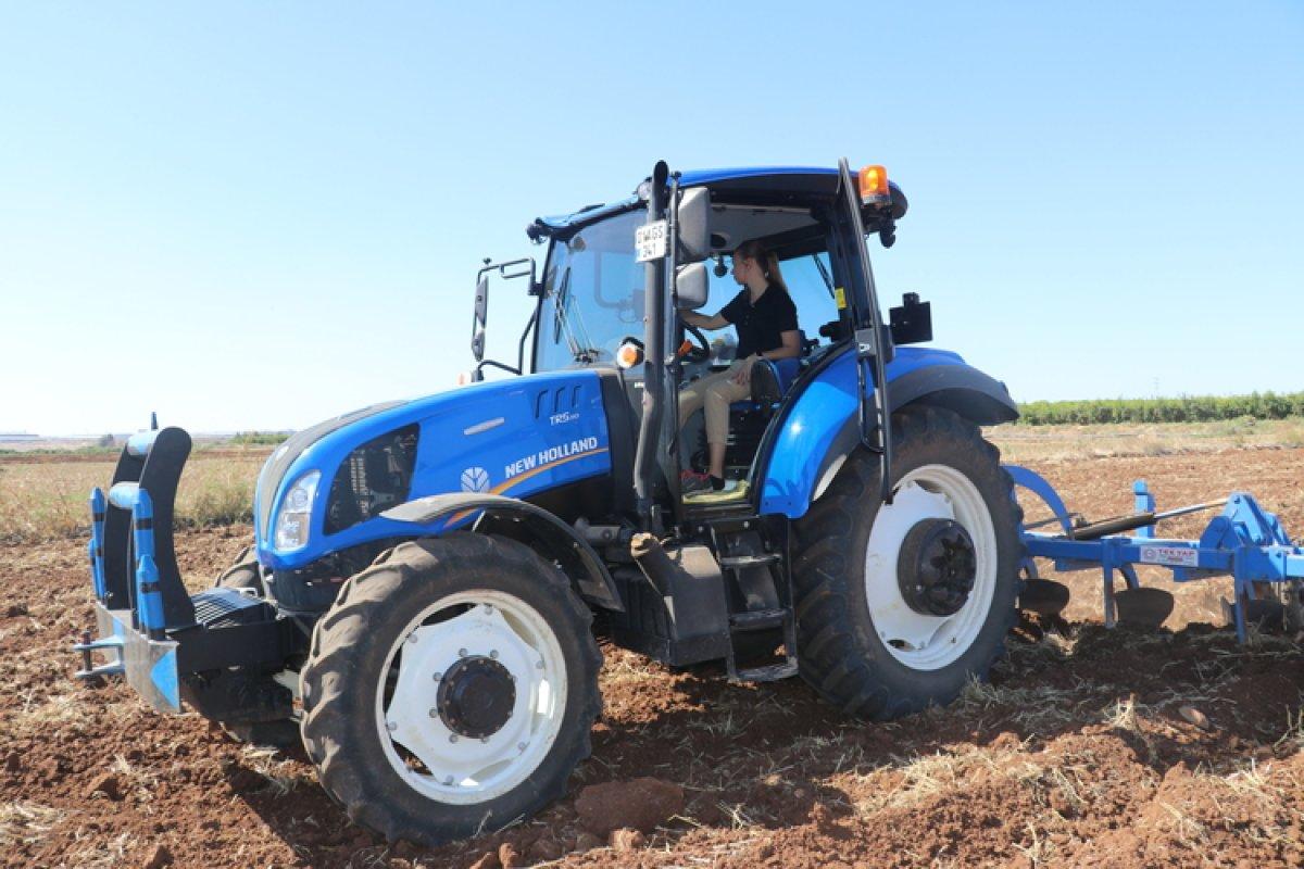 Adana'da genç ziraat mühendisi, 6 kuşaktır çiftçilik yapan ailesinin arazisini işliyor