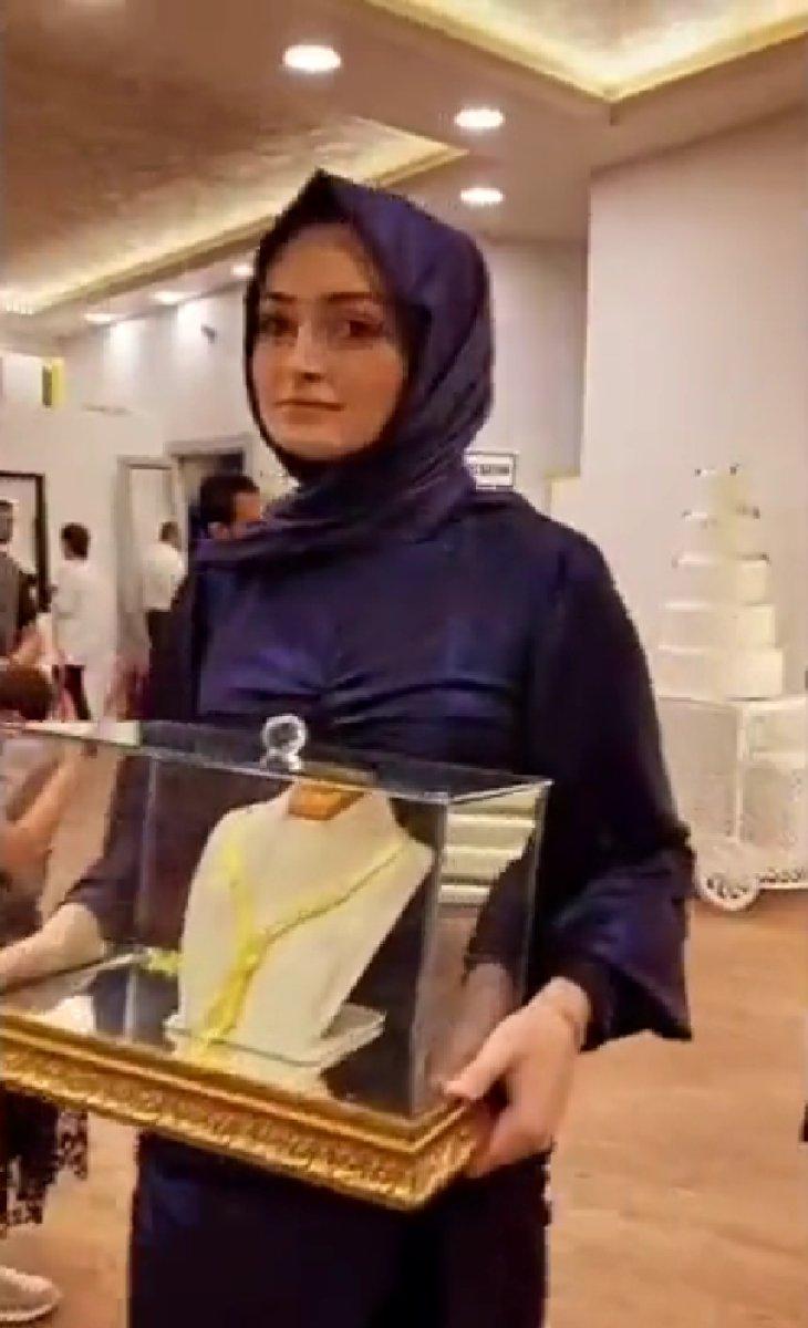 Erzincan'daki düğünde, geline takılan altınlar cam kutuda taşındı