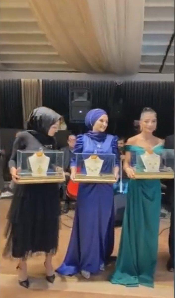 Erzincan'daki düğünde, geline takılan altınlar cam kutuda taşındı