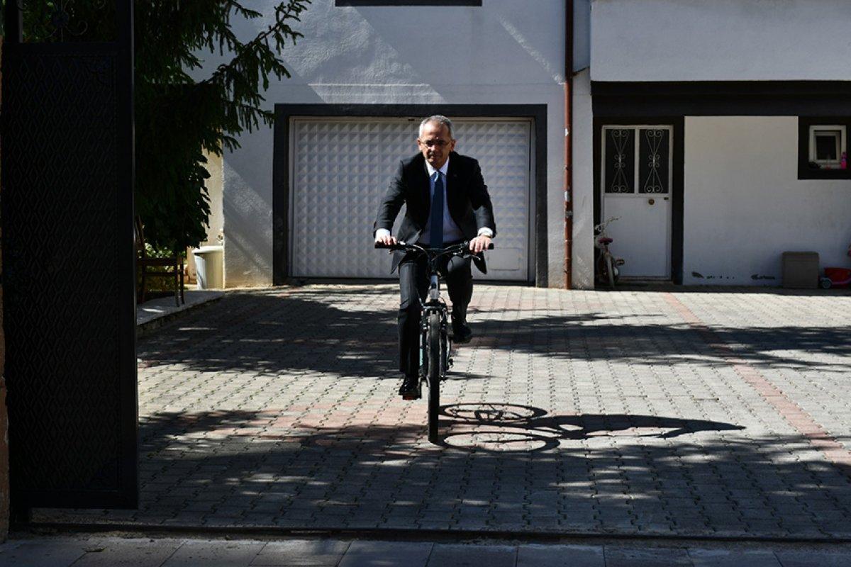 Konya'da çevreci kaymakam, görevine bisikletiyle gidiyor