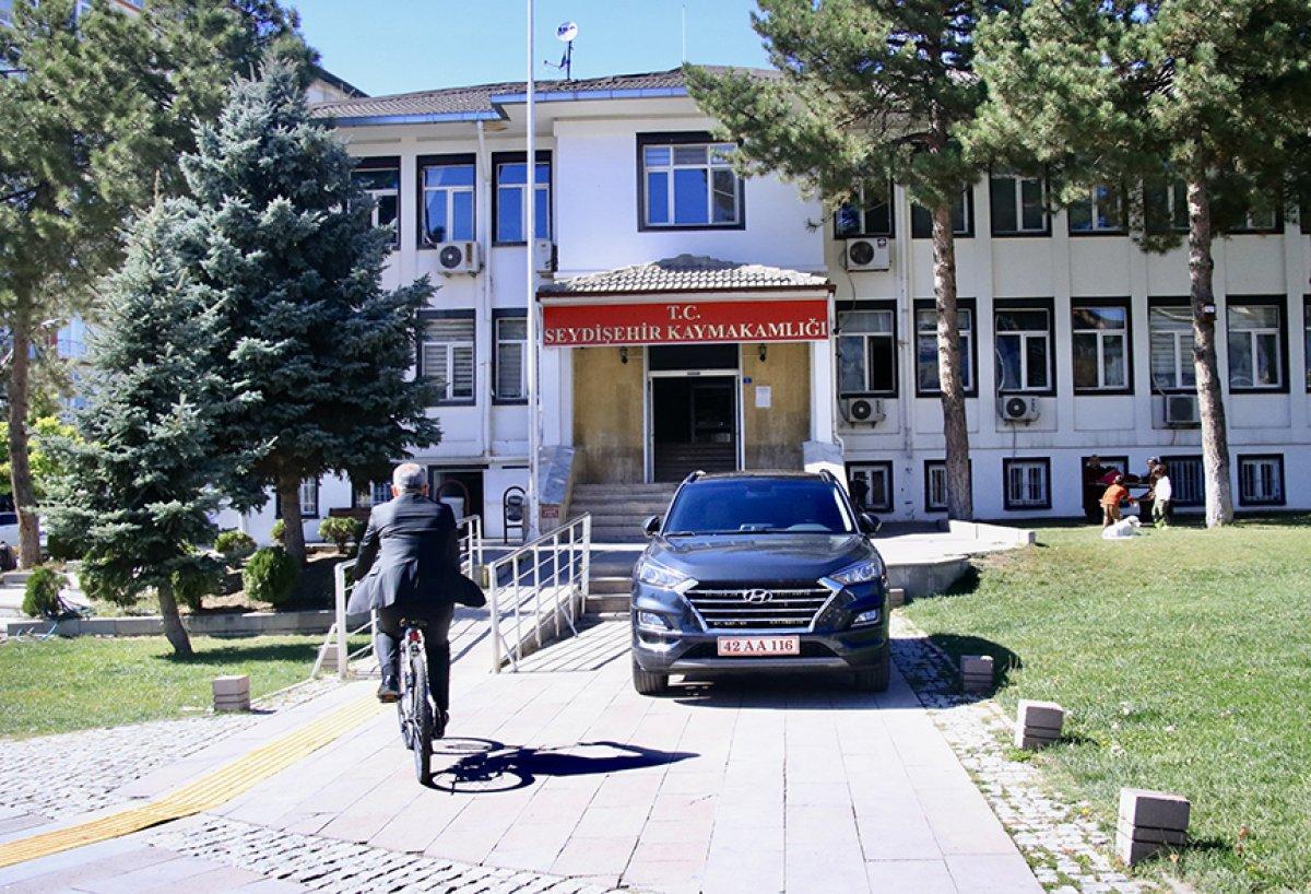 Konya'da çevreci kaymakam, görevine bisikletiyle gidiyor