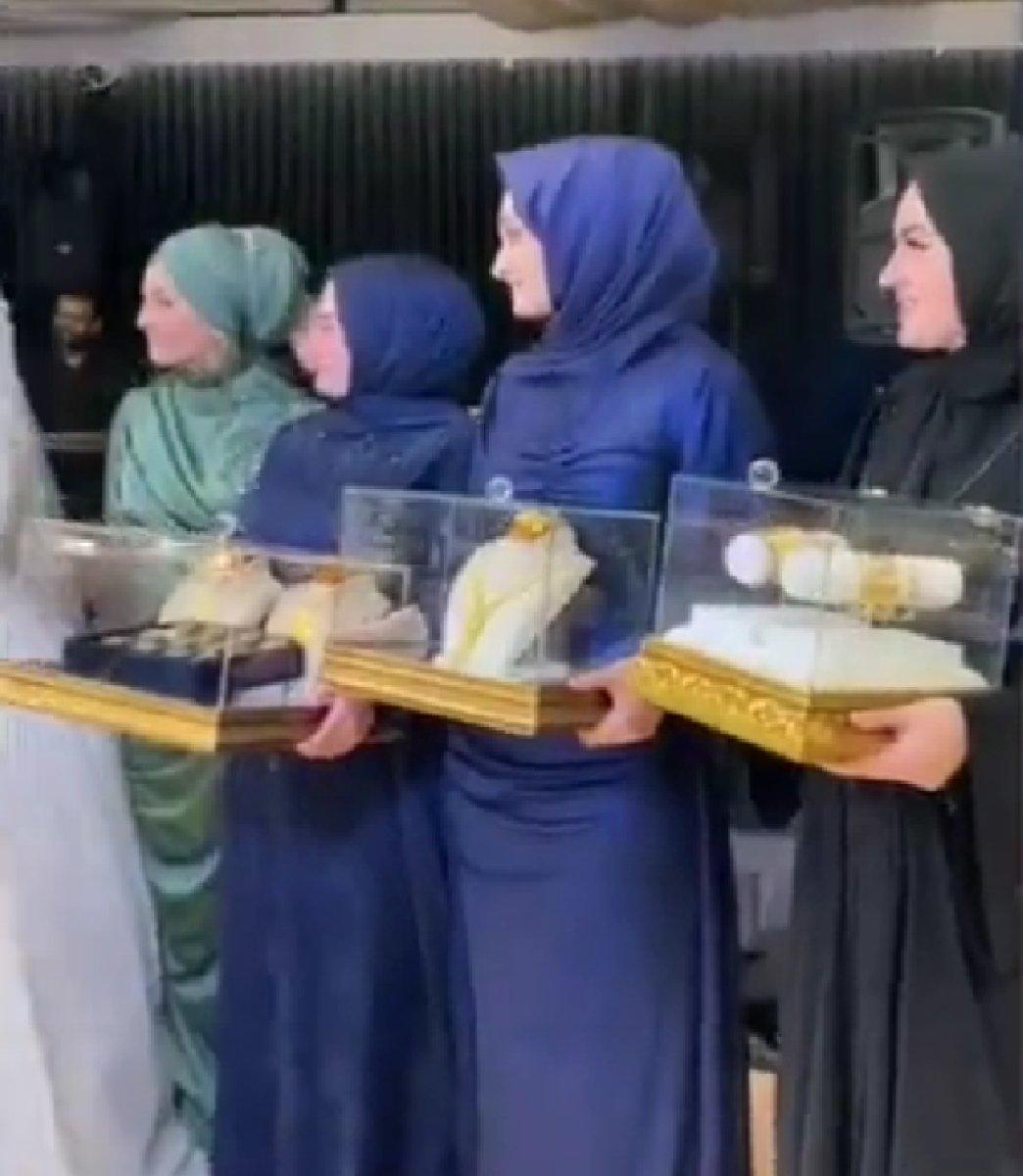 Erzincan'daki düğünde, geline takılan altınlar cam kutuda taşındı