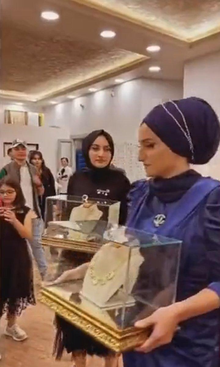 Erzincan'daki düğünde, geline takılan altınlar cam kutuda taşındı