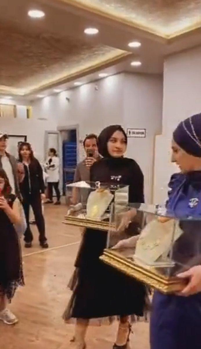 Erzincan'daki düğünde, geline takılan altınlar cam kutuda taşındı