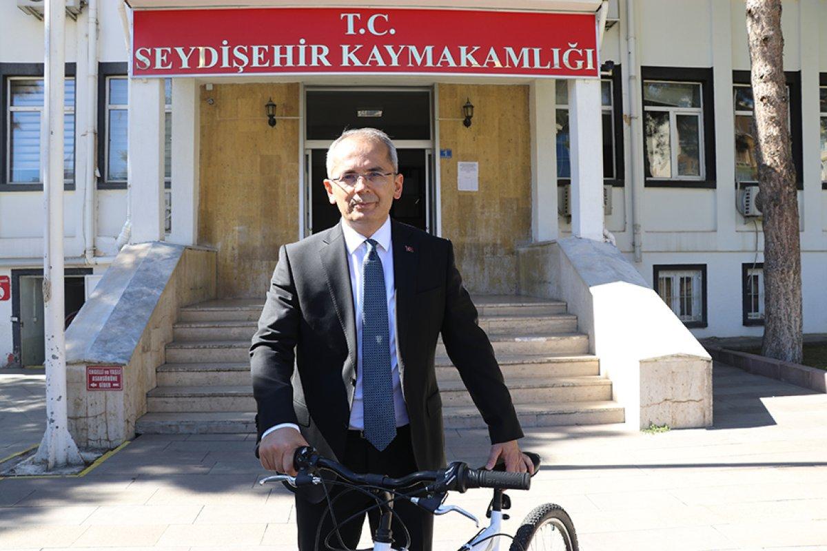 Konya'da çevreci kaymakam, görevine bisikletiyle gidiyor