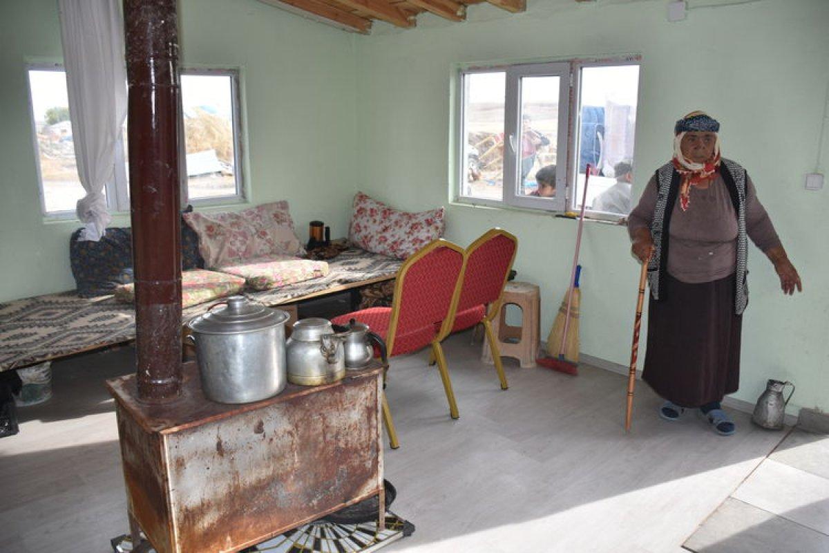 Kars'ta yaşlı çift, kış öncesi hayırsever desteğiyle hayallerindeki eve kavuştu