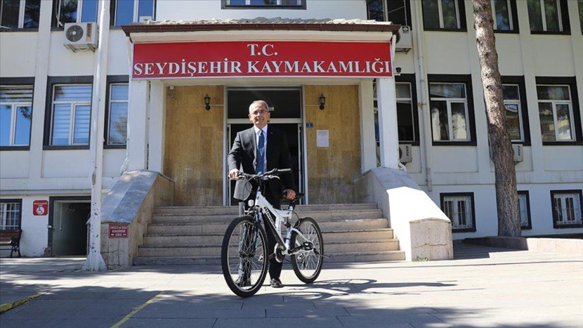 Konya'da çevreci kaymakam, görevine bisikletiyle gidiyor