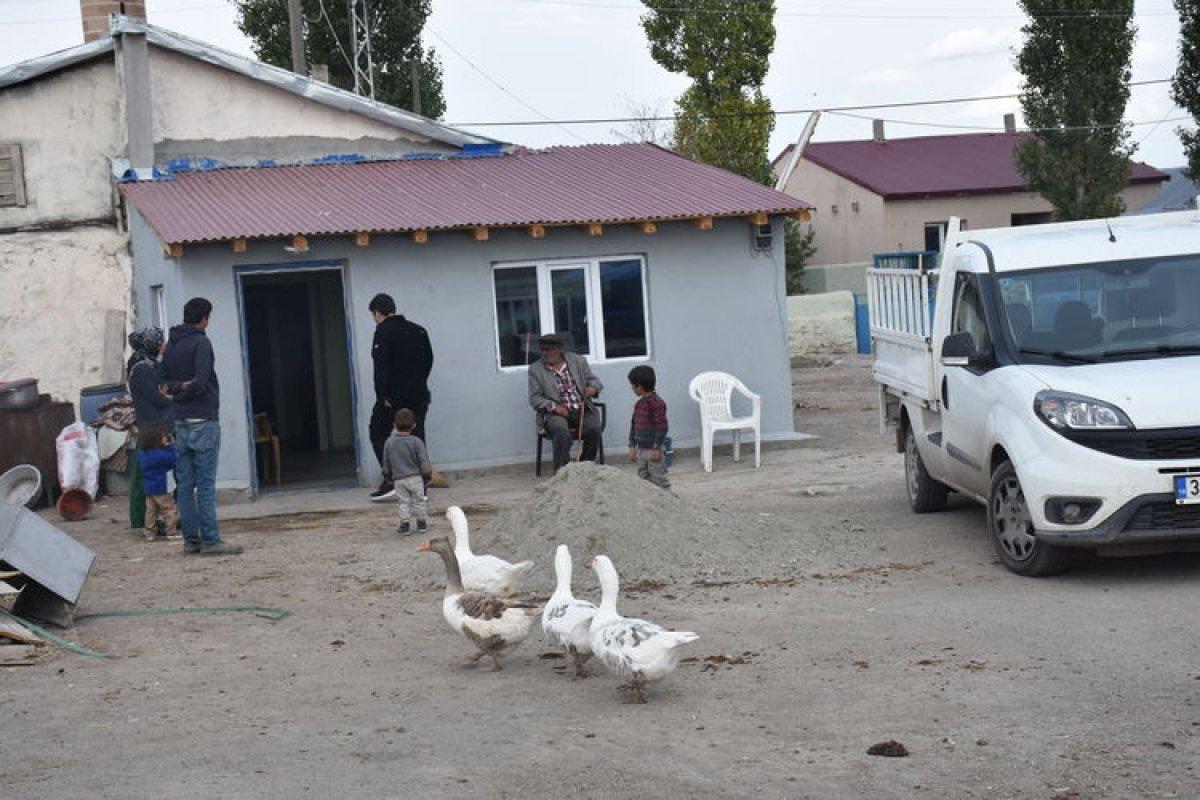 Kars'ta yaşlı çift, kış öncesi hayırsever desteğiyle hayallerindeki eve kavuştu