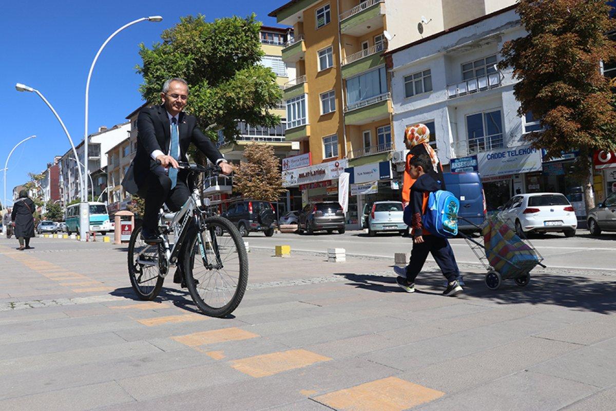 Konya'da çevreci kaymakam, görevine bisikletiyle gidiyor