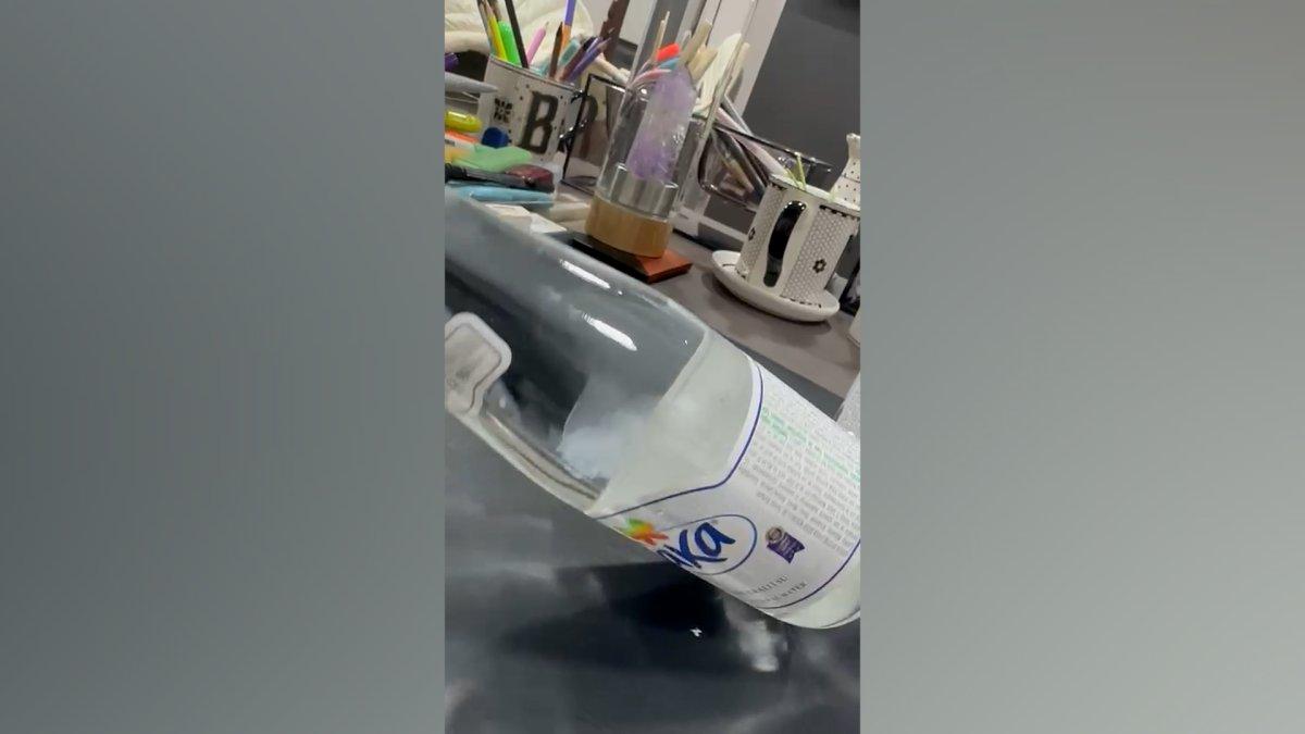 Marketten aldığı suyun içinden denizanası çıktı