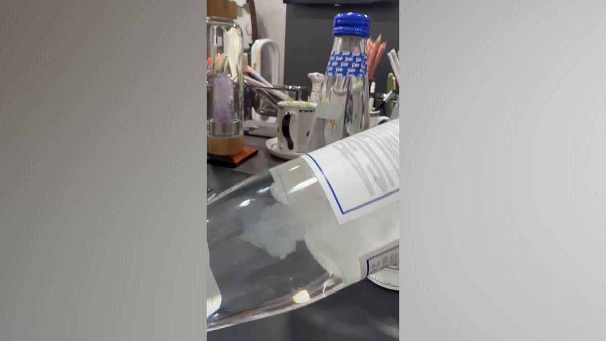 Marketten aldığı suyun içinden denizanası çıktı