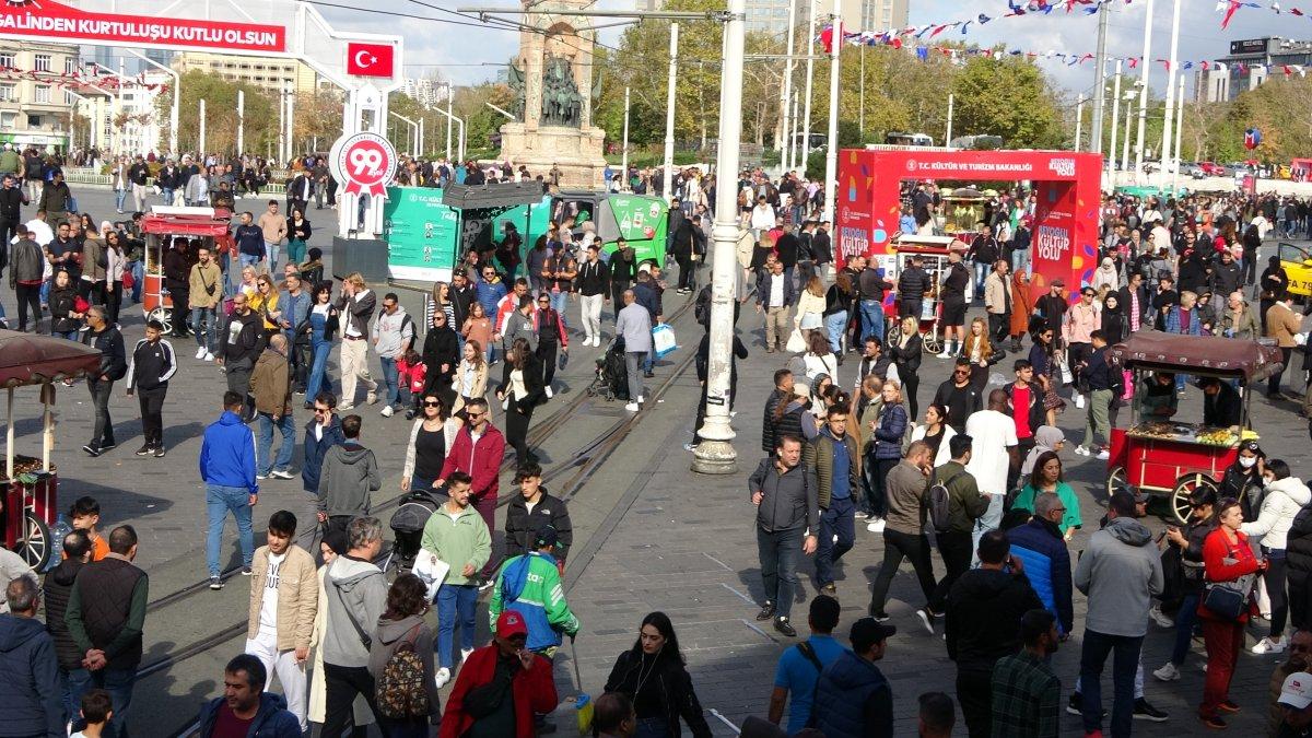 Taksim'de pazar günü yoğun geçti