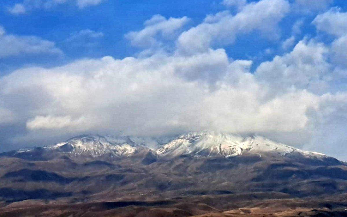 Bitlis'in Süphan Dağı'na sezonun ilk karı yağdı