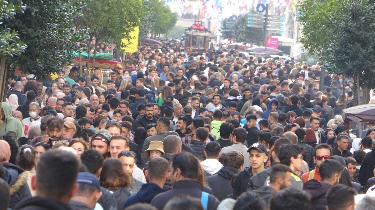 Taksim'de pazar günü yoğun geçti