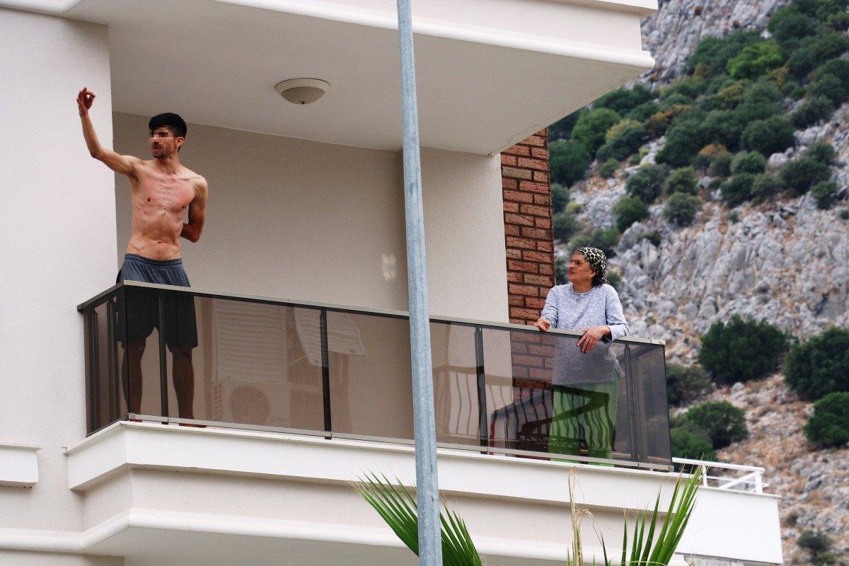 Antalya'da annesini darbetti, balkonda zor anlar yaşattı
