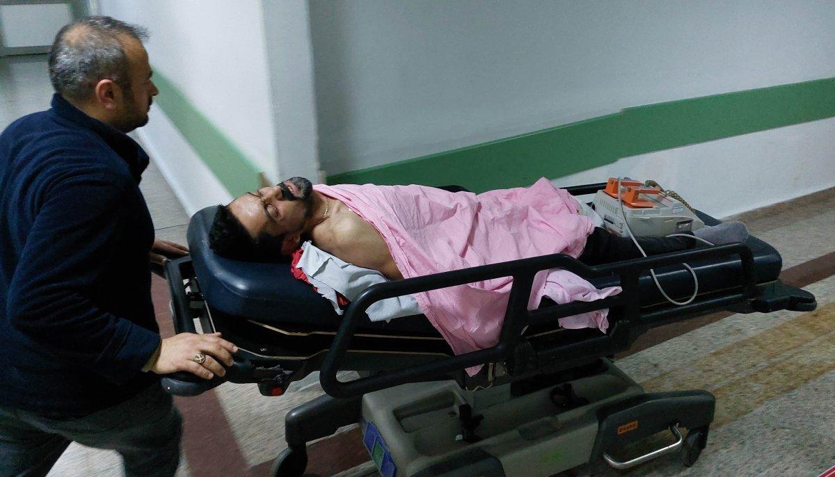 Samsun'da yemek yerken kardeşinin bıçaklı saldırısına uğradı