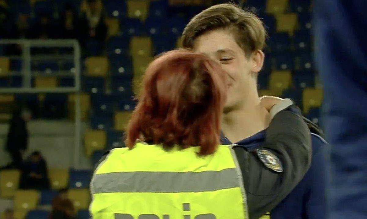 Arda Güler, polis teyzesiyle hasret giderdi