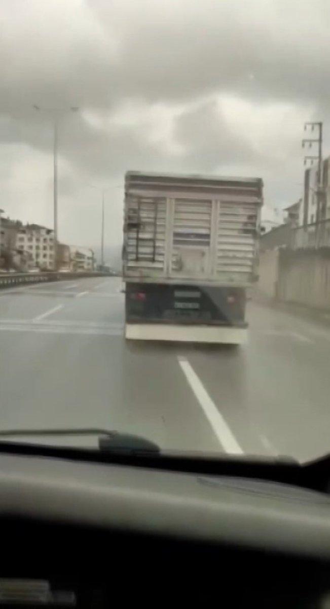 Kocaeli'de 2 kamyon şoförü seyir halindeki otomobil sürücüsünü tehdit etti