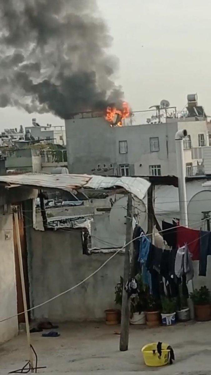 Adana'da odunlukta çıkan yangın korku dolu anlar yaşattı