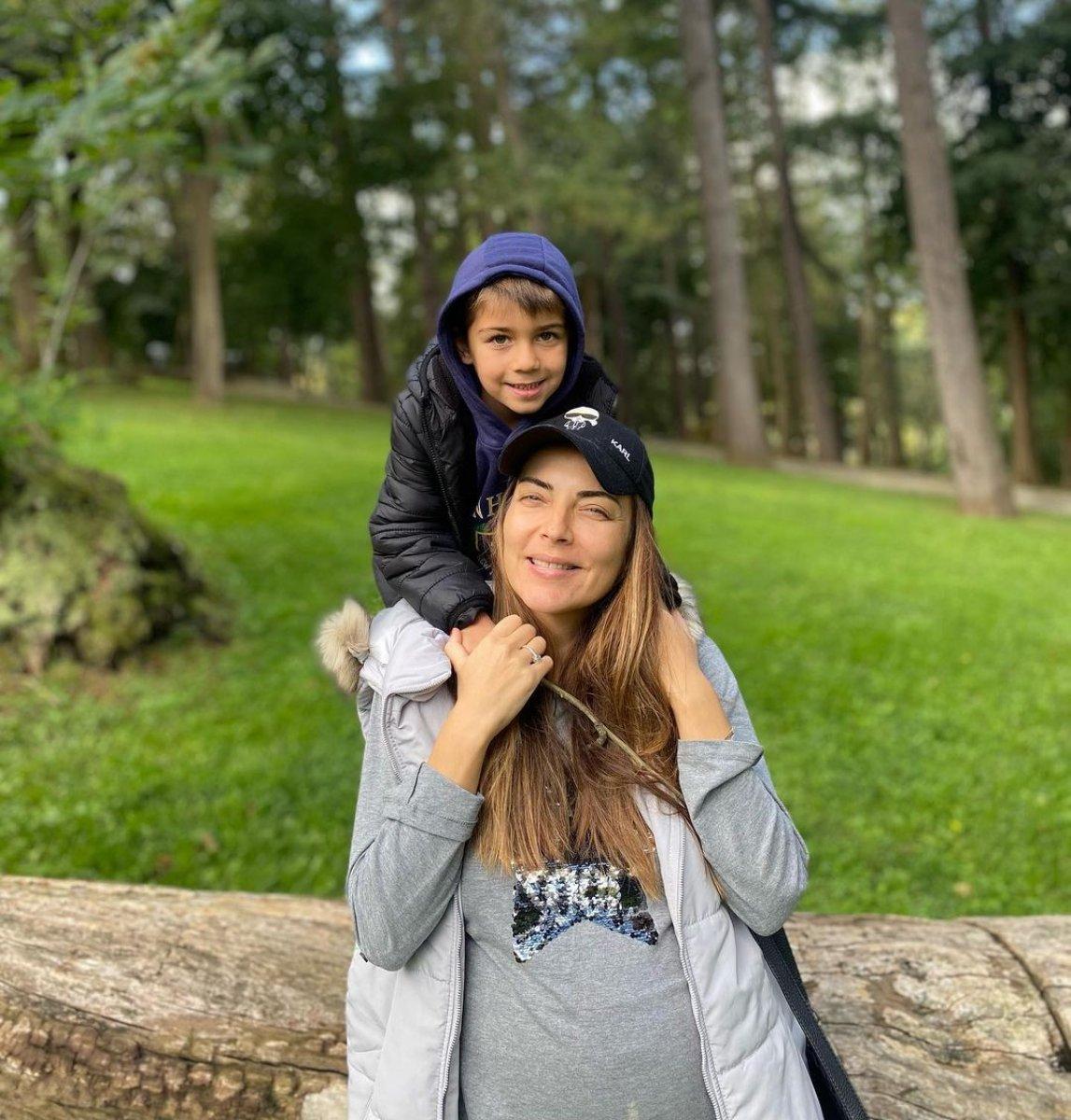 Burcu Kara, oğlu Ali Çınar ile poz verdi