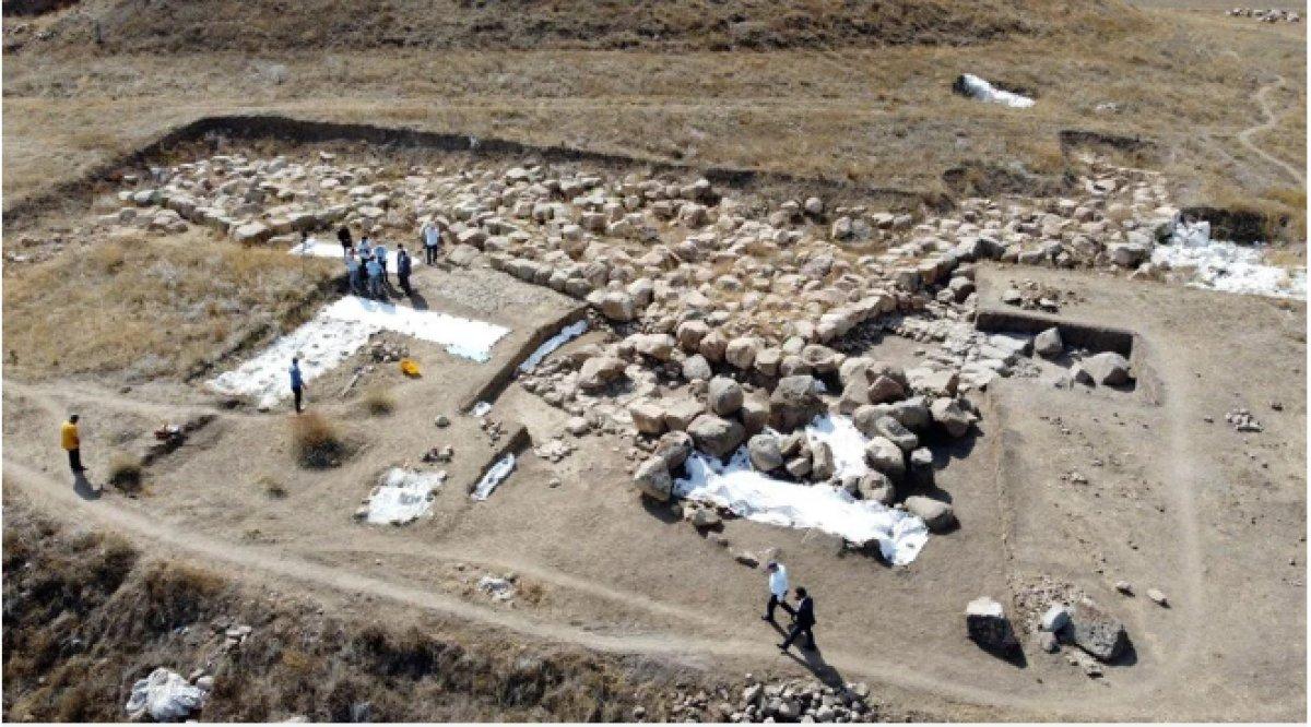 Hititlere ait saray ve tapınak kalıntıları gün yüzüne çıkarılıyor