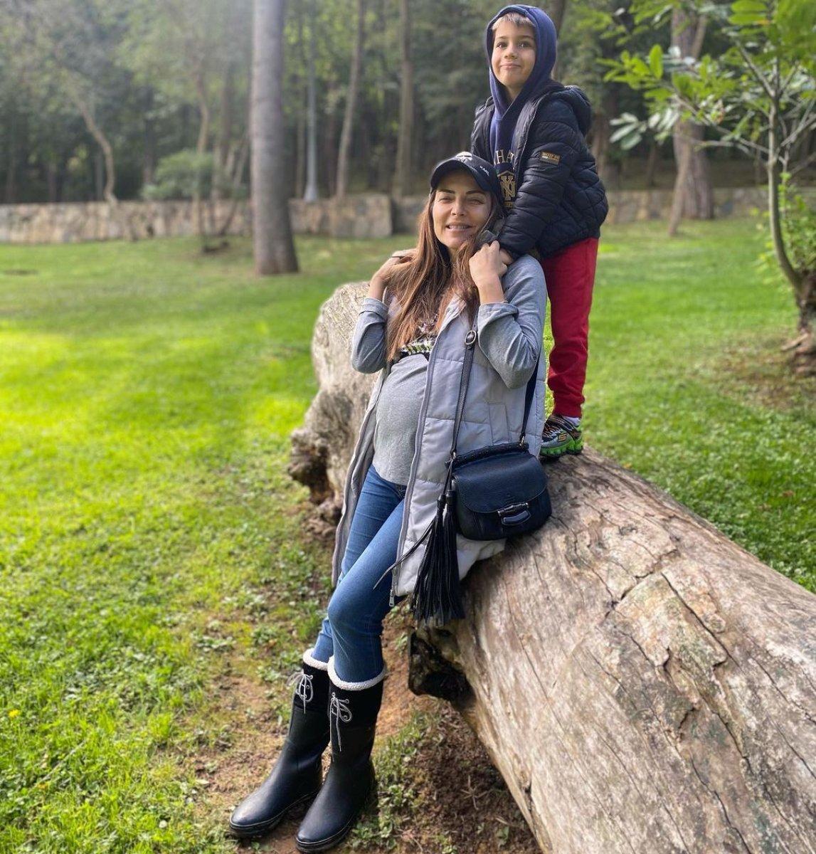 Burcu Kara, oğlu Ali Çınar ile poz verdi