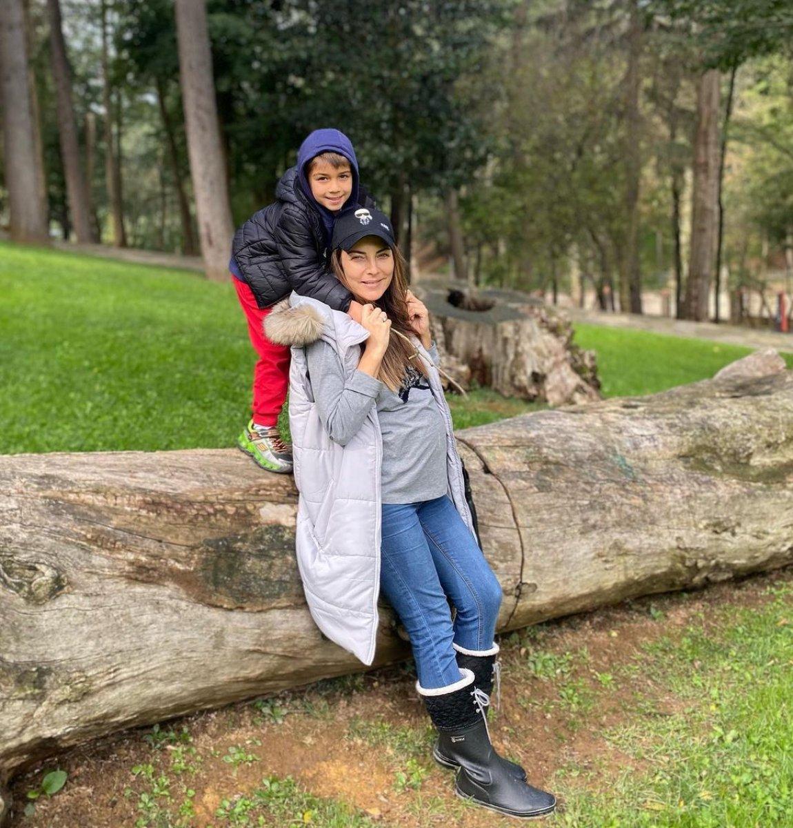 Burcu Kara, oğlu Ali Çınar ile poz verdi