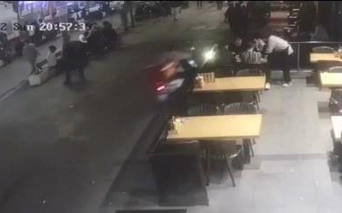 Zeytinburnu'nda moto kuryelerin motosikletini kullanan garson kaza yaptı