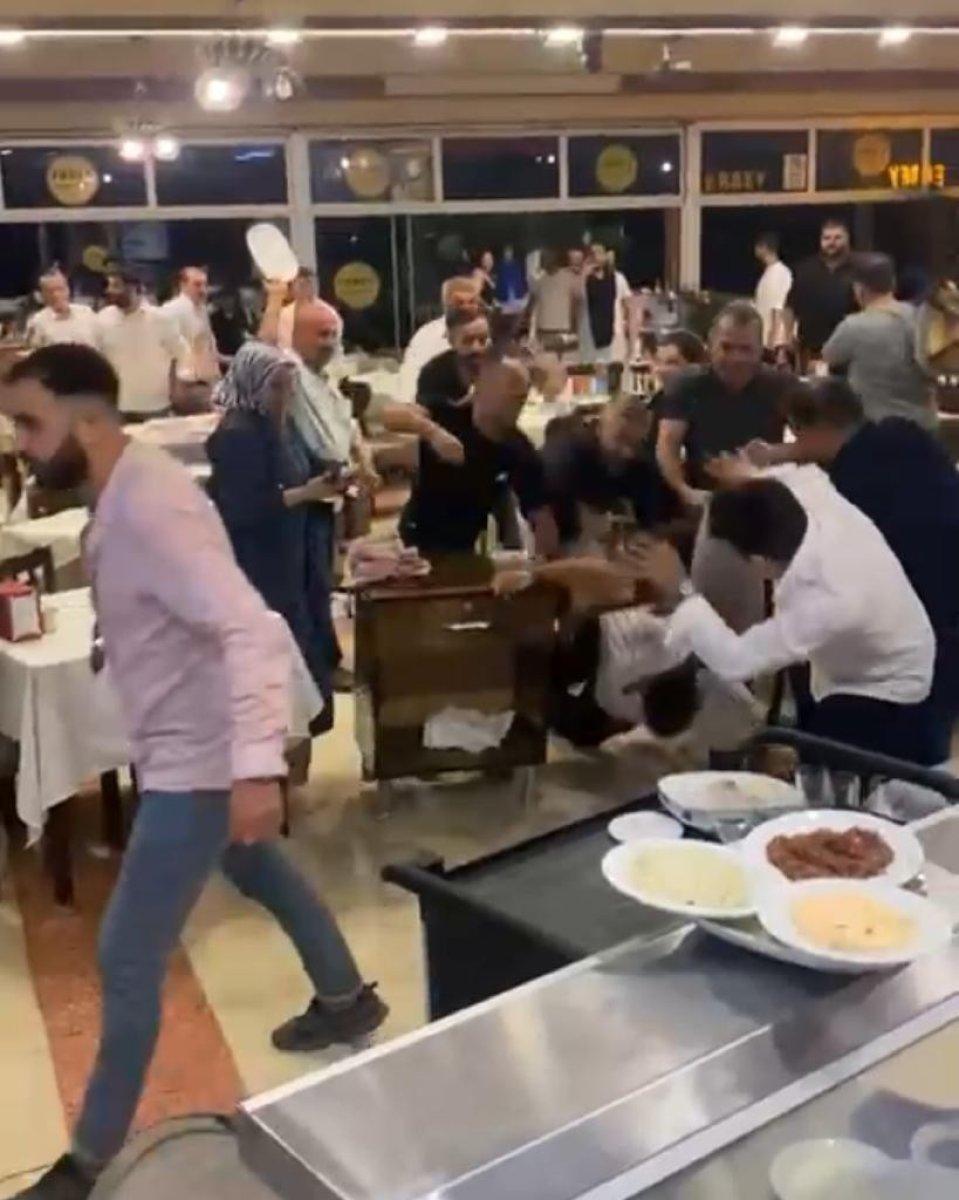 Mersin’de şarkı isteyen müşteriye meydan dayağı