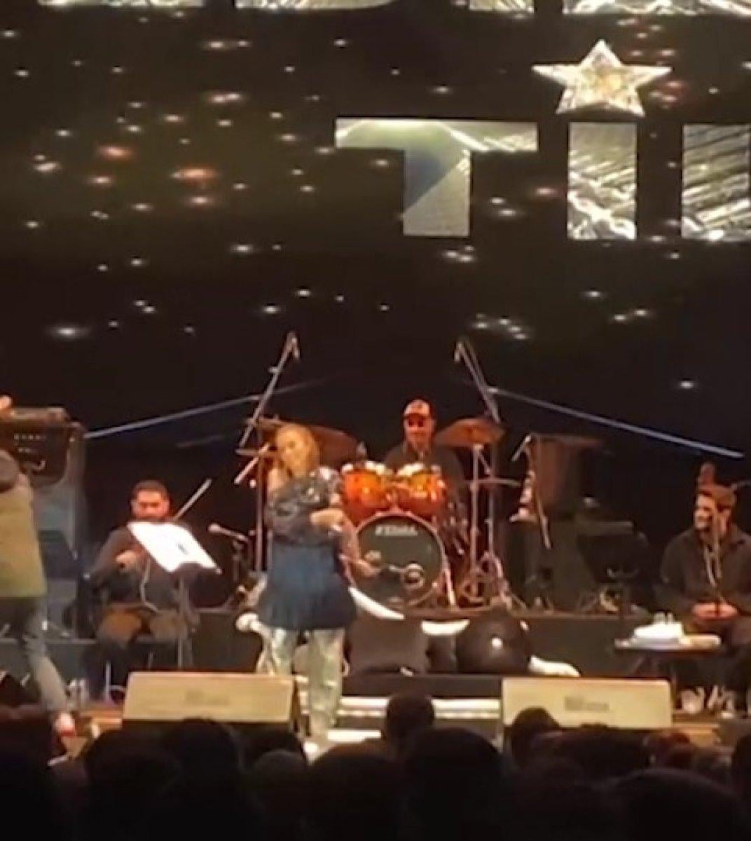 Yıldız Tilbe, sahnede kıyafetini giyerken düştü