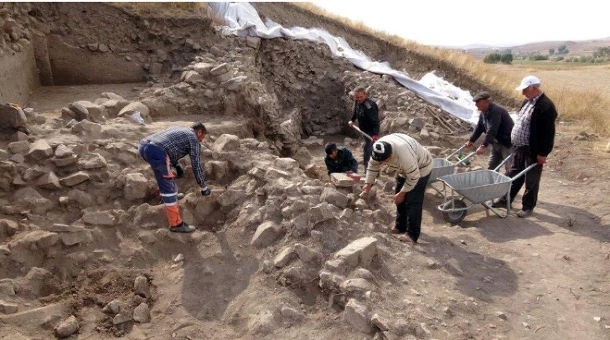 Hititlere ait saray ve tapınak kalıntıları gün yüzüne çıkarılıyor