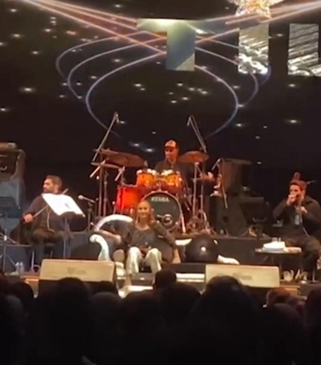 Yıldız Tilbe, sahnede kıyafetini giyerken düştü