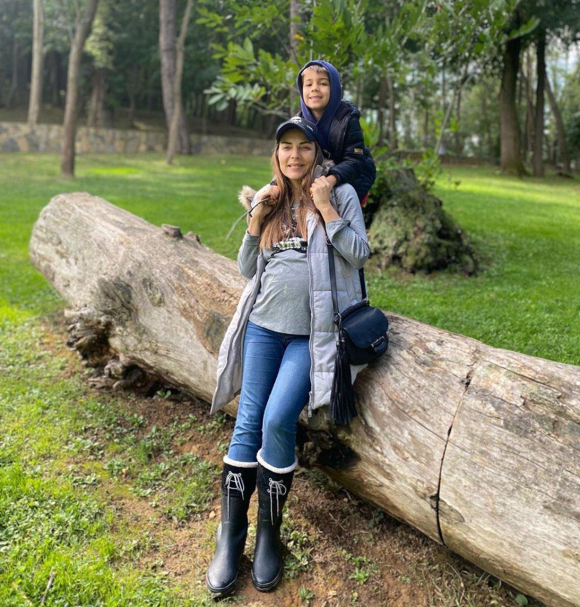 Burcu Kara, oğlu Ali Çınar ile poz verdi