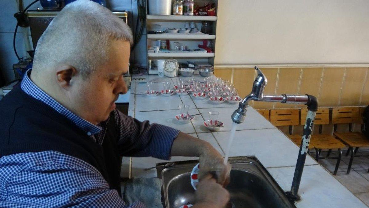 Malatyalı esnafın down sendromlu çaycısı