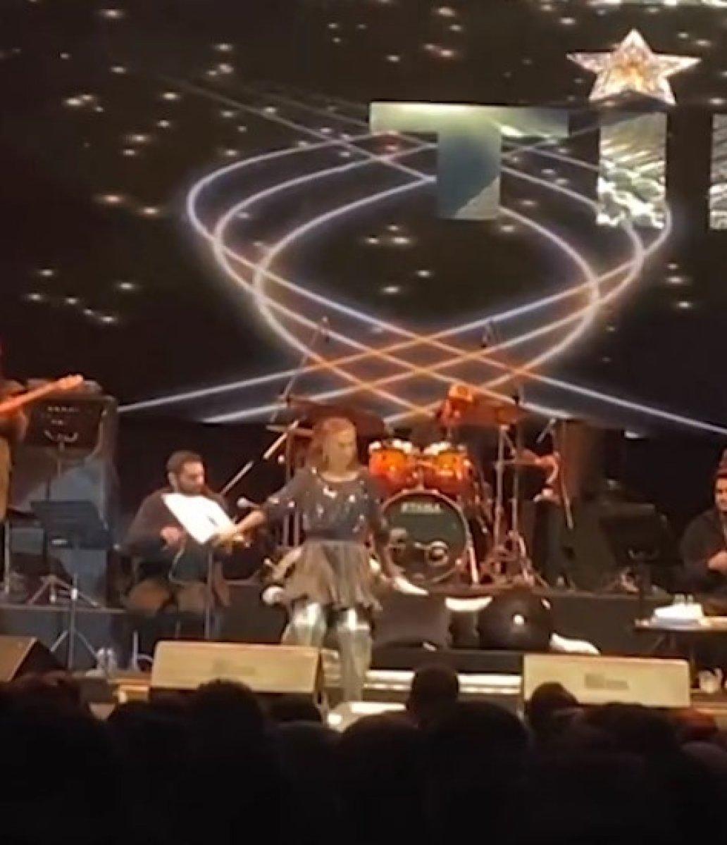 Yıldız Tilbe, sahnede kıyafetini giyerken düştü