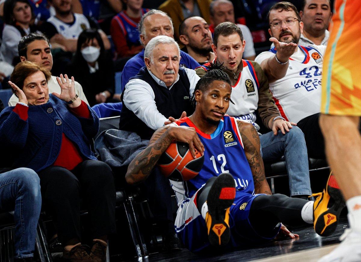 Anadolu Efes, EuroLeague'de Valencia'ya mağlup oldu