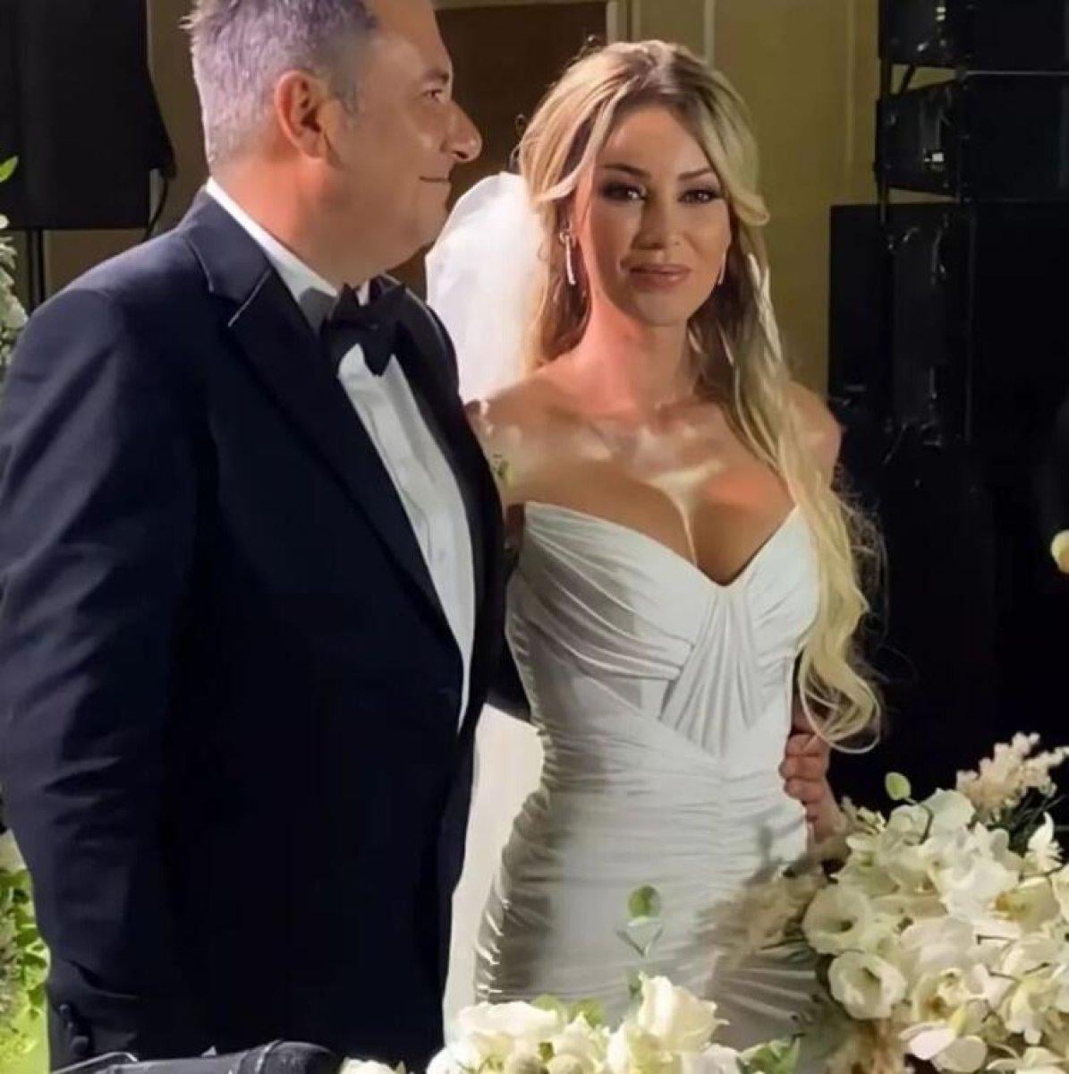 Petek Dinçöz'den sütyenli poz