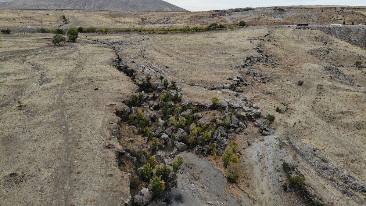 Bitlis'teki Tatvan Antik Kenti toprak altından çıkarılmayı bekliyor