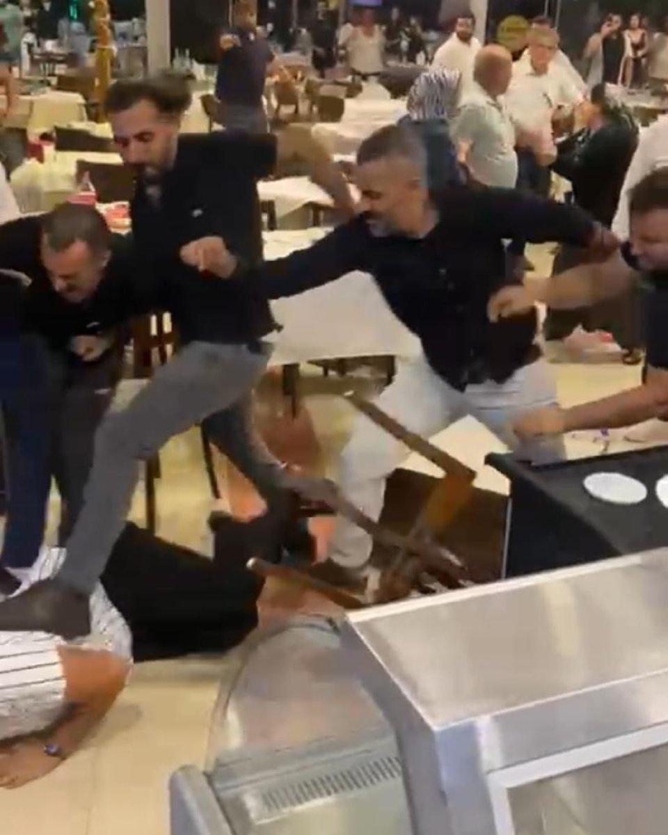 Mersin’de şarkı isteyen müşteriye meydan dayağı