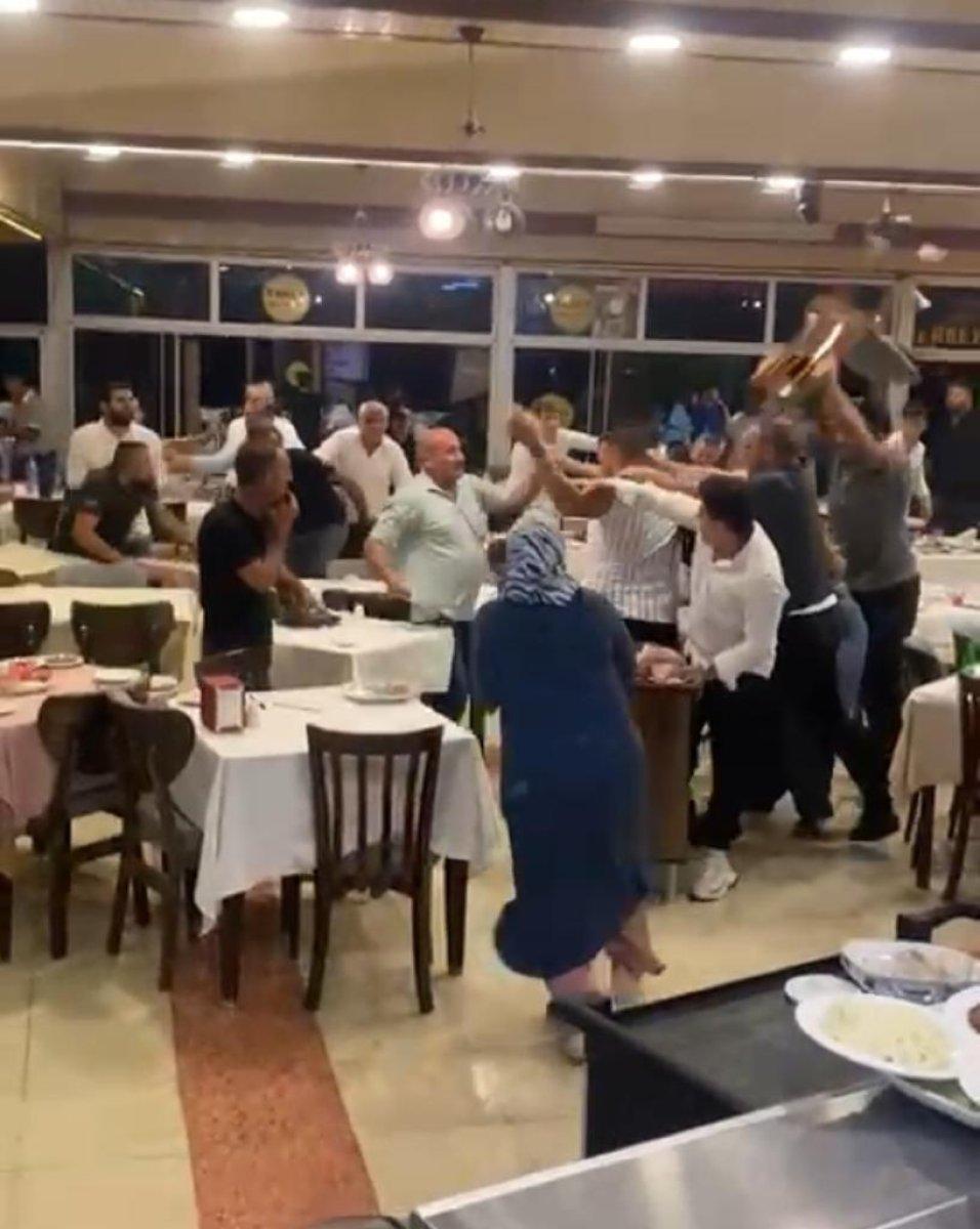 Mersin’de şarkı isteyen müşteriye meydan dayağı