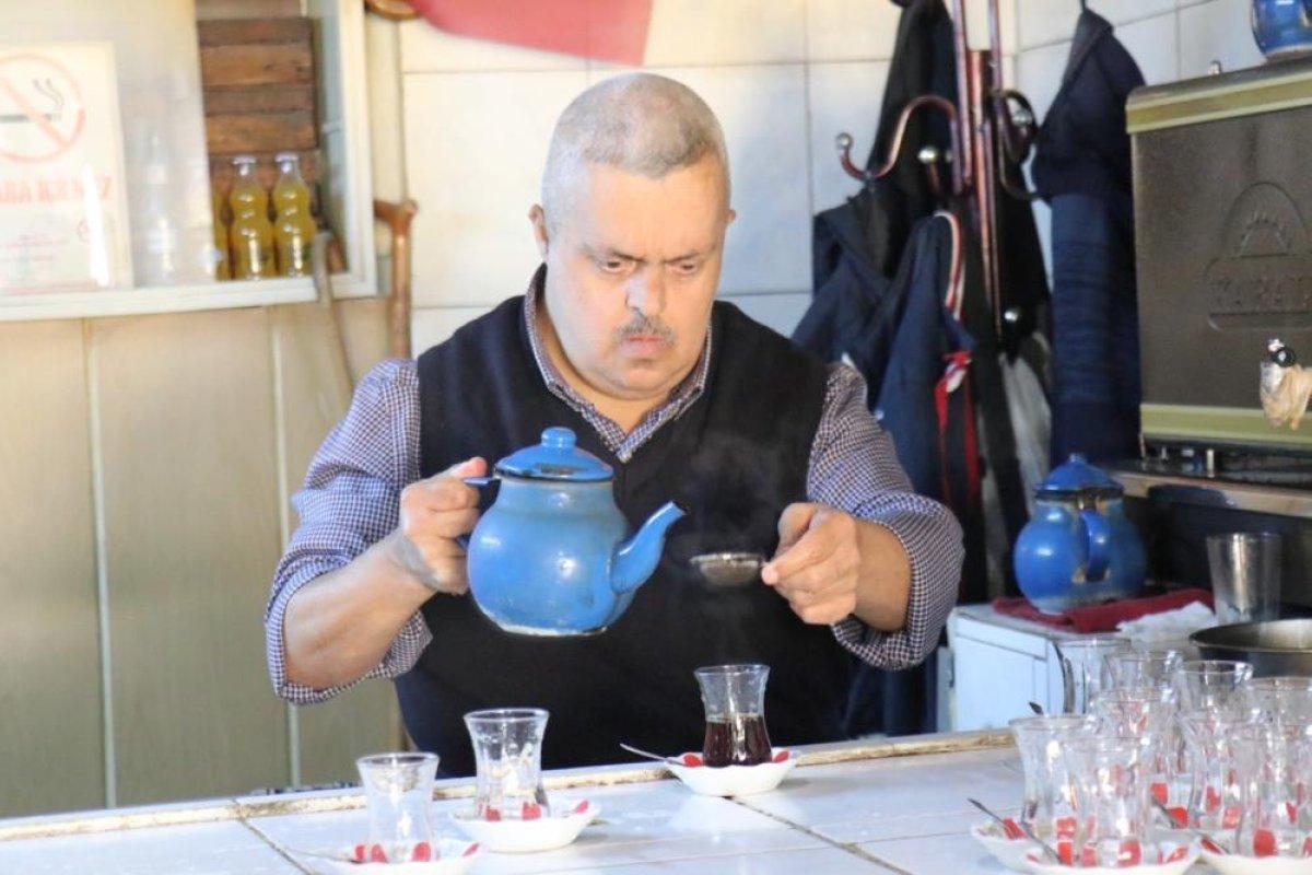 Malatyalı esnafın down sendromlu çaycısı