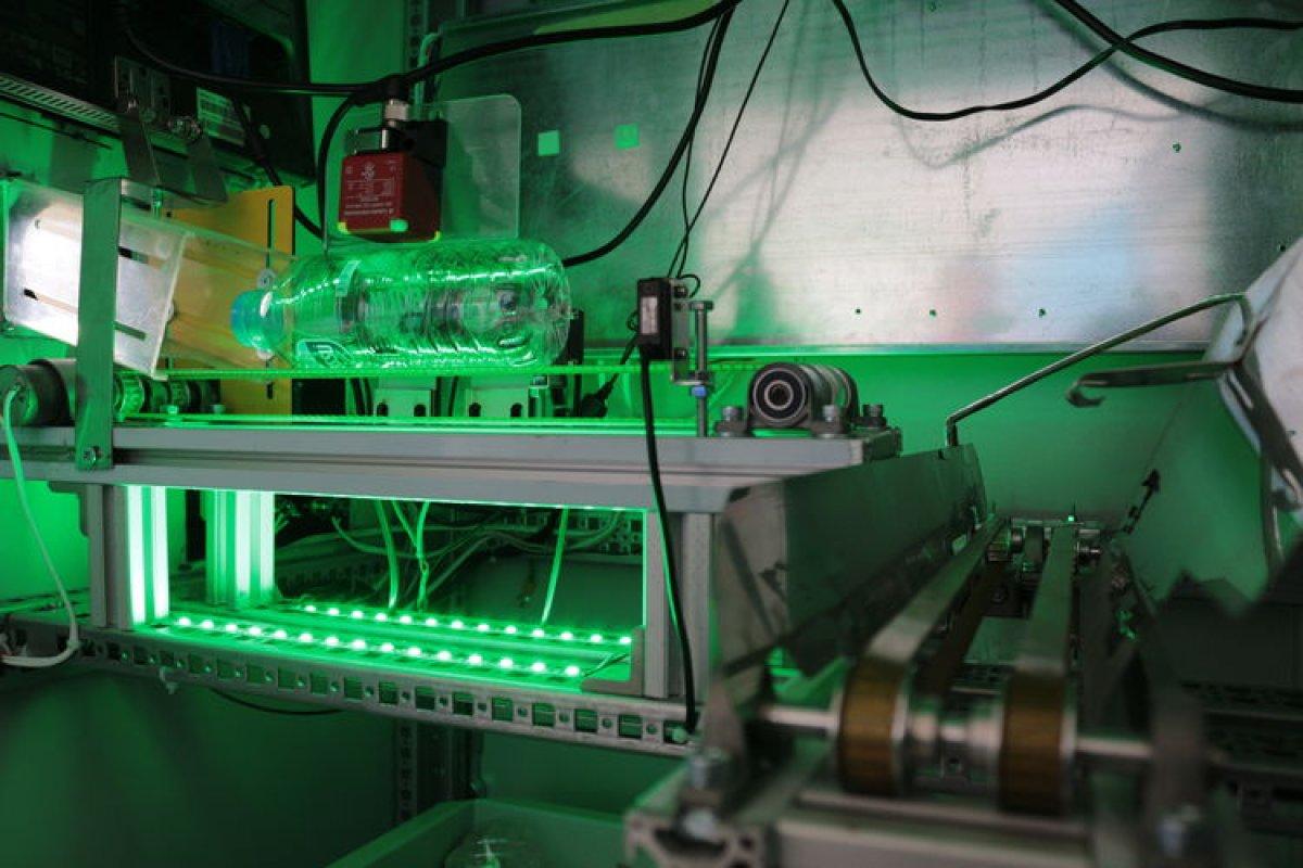 Konya'da meslek liseliler, atıkları ayrıştırıp tanımlı karta para yükleyebilen makine üretti