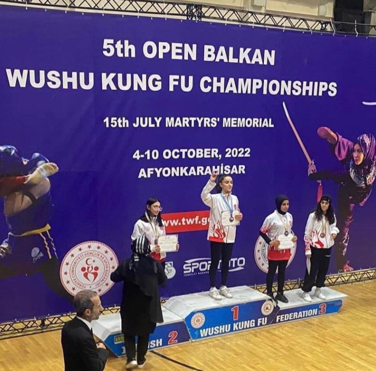 Bozkurt işareti yüzünden kürsüden indirilen sporcudan Bahçeli’ye ziyaret