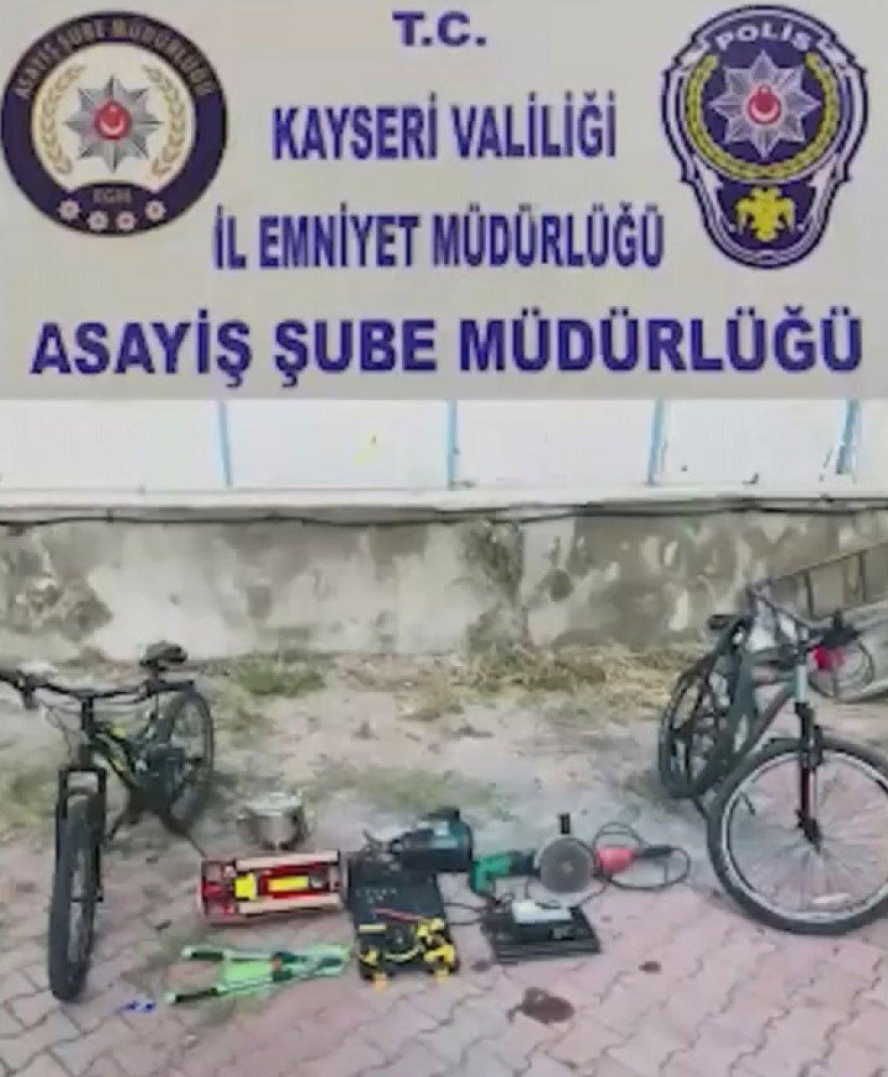 Kayseri'de bağ evi hırsızları suçüstü yakalandı